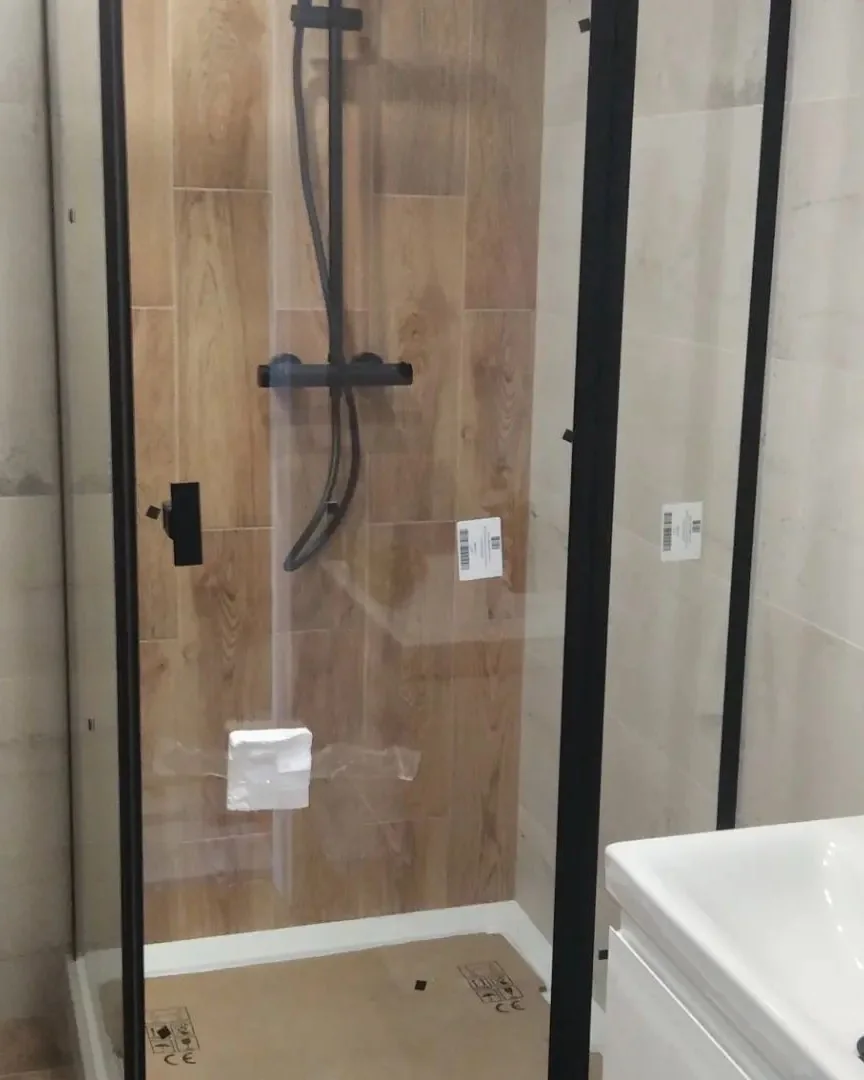 Wykończona łazienka z prysznicem typu walk-in — realizacja Hydromagik